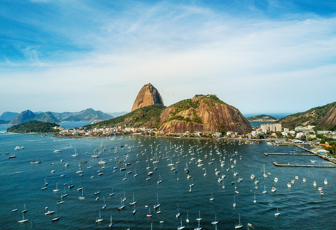 Passeio de barco na Baía de Guanabara permite ver o Rio de outros ângulos