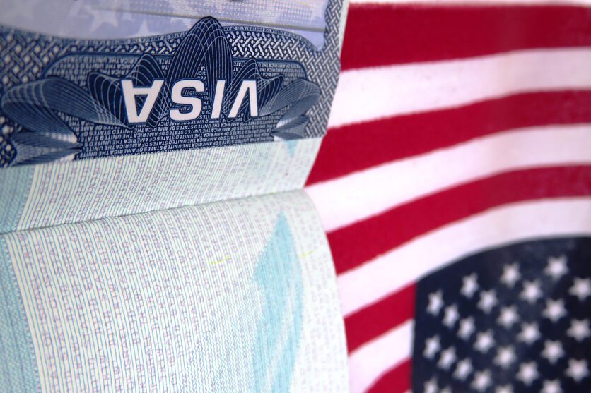 Fila de espera para visto americano é a menor em anos no Brasil