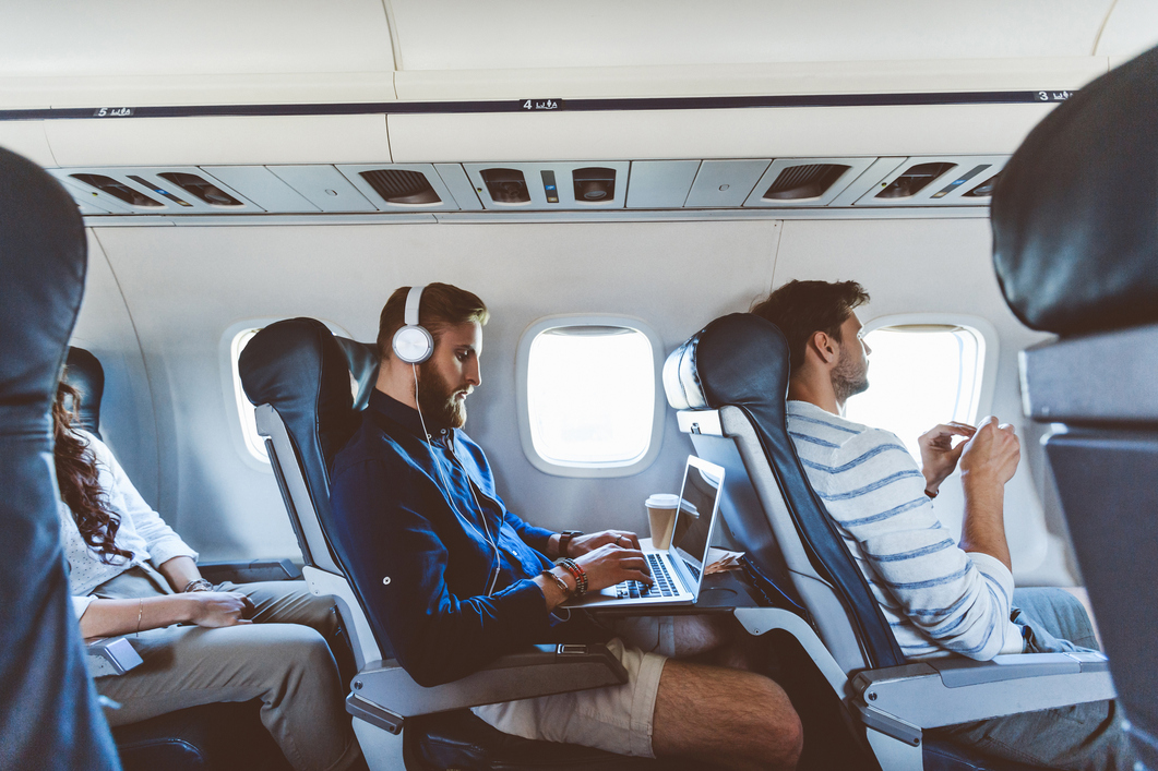 Como é a oferta de internet a bordo dos voos de Azul, Gol e Latam?