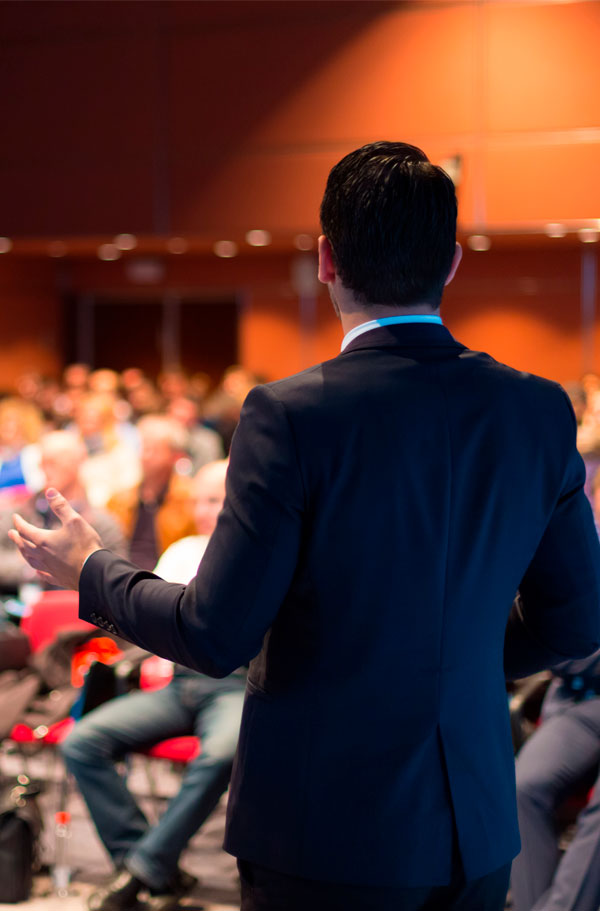 Palestrante em um evento corporativo