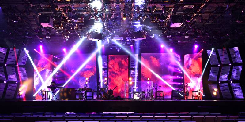 Imagem de uma cenografia sendo testada.